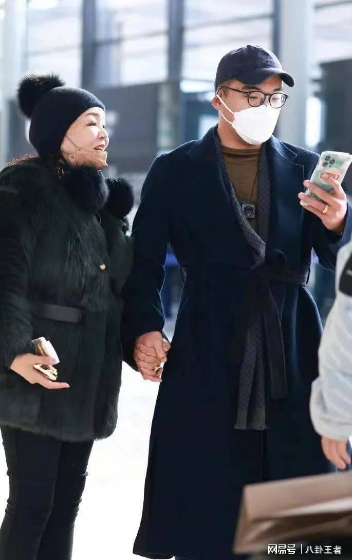 kaiyun-张兰玩母子恋不挑食!新男友看起来比汪小菲小很多,她是真下得去手